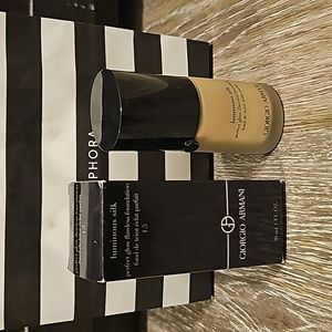 SOLD- Giorgio Armani Luminous Silk Foundation